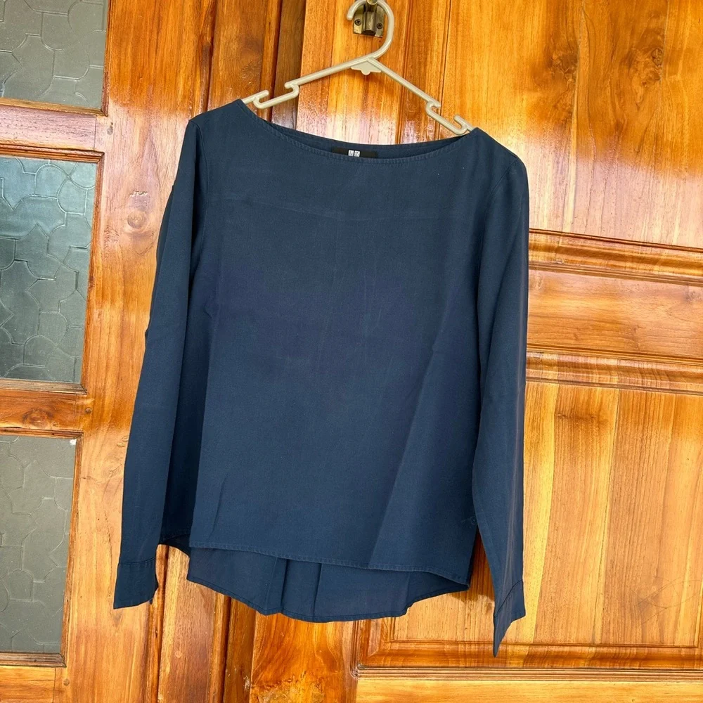 Uniqlo navy high low top. Used mildly. Size medium - Picture 1 of 6